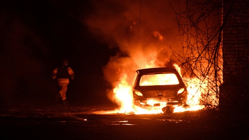 Поліція повідомила про затримання двох груп паліїв військового транспорту в Києві